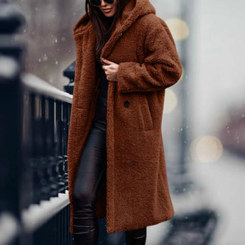 Woman wearing an XL reddish-brown oversized teddy coat with a tartan pattern, featuring a warm faux sheepskin texture, standing and showcasing the shoulder, neck, sleeve, and waist details.