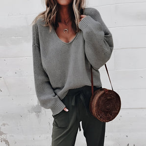 
A women's oversized gray V-neck sweater in a relaxed fit, featuring long sleeves and a cozy knit texture, suitable for autumn wear.