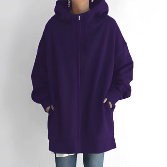 
A women's oversized zip-up hoodie in purple, featuring a relaxed fit. The hoodie is made from soft fabric, with details such as a collar, long sleeves, and a zip front closure. The image highlights the shoulder and neck area, showcasing the comfortable and casual style suitable for sportswear or everyday wear.