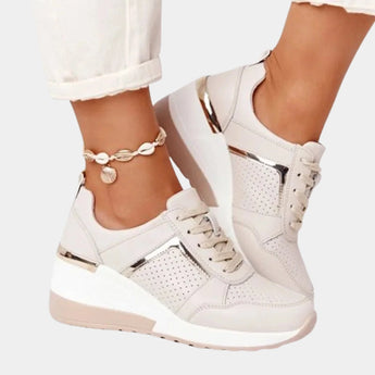 Women's white platform sneakers with a zipper, shown in a stylish design, suitable for walking. The sneakers are displayed in a beige color, size 40, highlighting their fashionable and contemporary look.