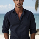 Ein männliches Model steht in einem schwarzen Leinenhemd auf der Vorderseite.